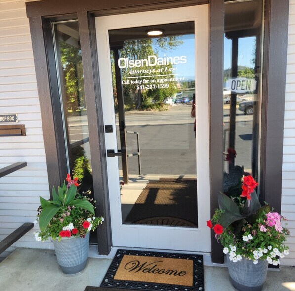 Primary Photo Of 1980 Redwood Ave, Grants Pass Coworking Space