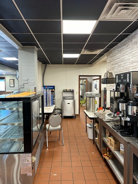 More Photos Of 102 E Park St, Taylorville Freestanding For Sale