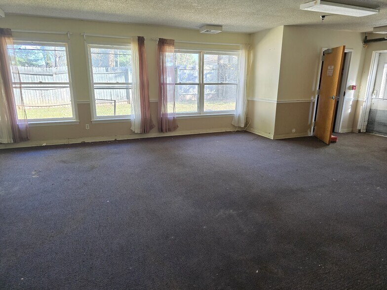More Photos Of 913 9th Ave W, Hendersonville Skilled Nursing Facility For Sale