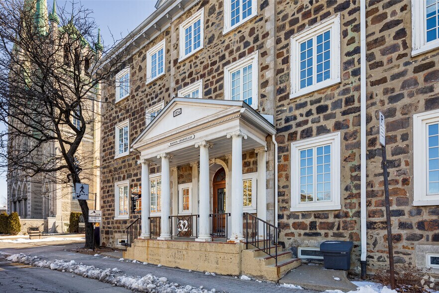 More Photos Of 32 Rue Saint-Charles, Longueuil Office For Lease