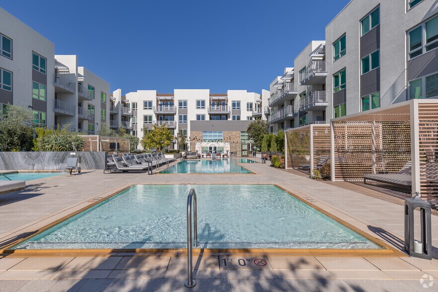 More Photos Of 585 Anton Blvd, Costa Mesa Apartments For Lease