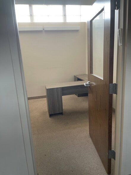 More Photos Of 100 Commerce Dr, Freehold Manufacturing For Lease