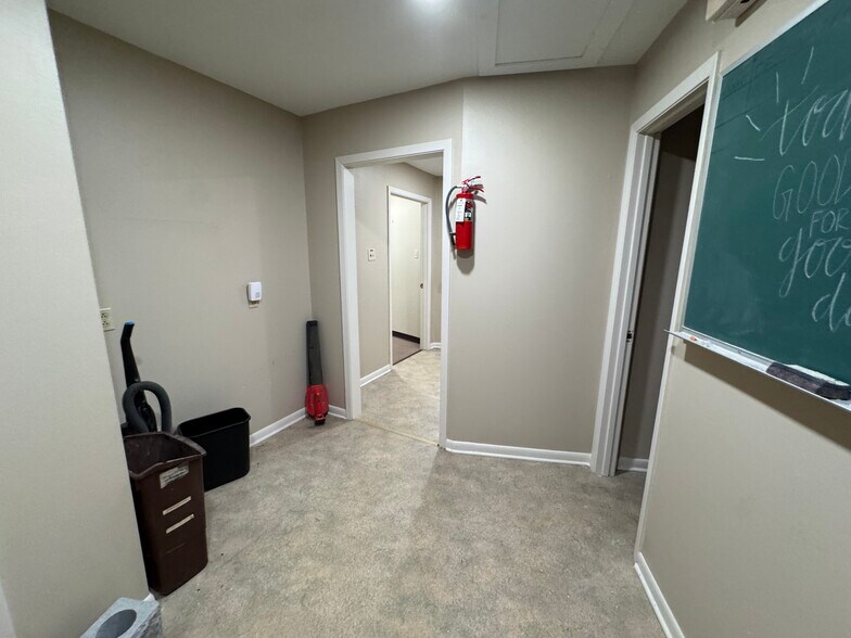 More Photos Of 1208 S Chestnut St, Lufkin Showroom For Sale