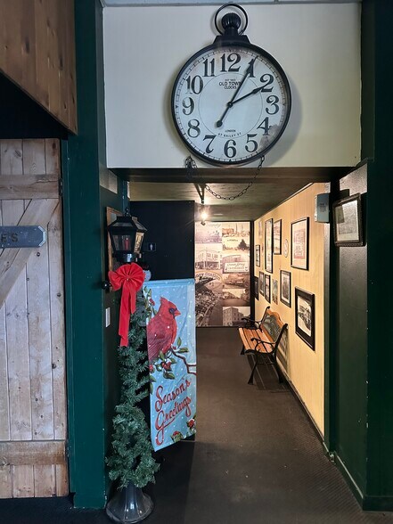 More Photos Of 295 S Broadway, Coos Bay Restaurant For Sale