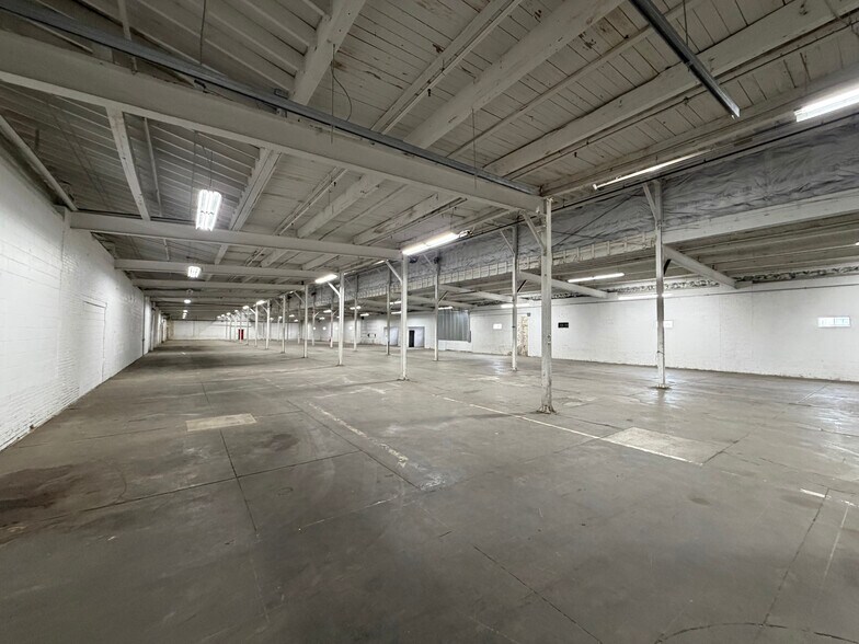 More Photos Of 1100 E Bell St, Bloomington Manufacturing For Sale
