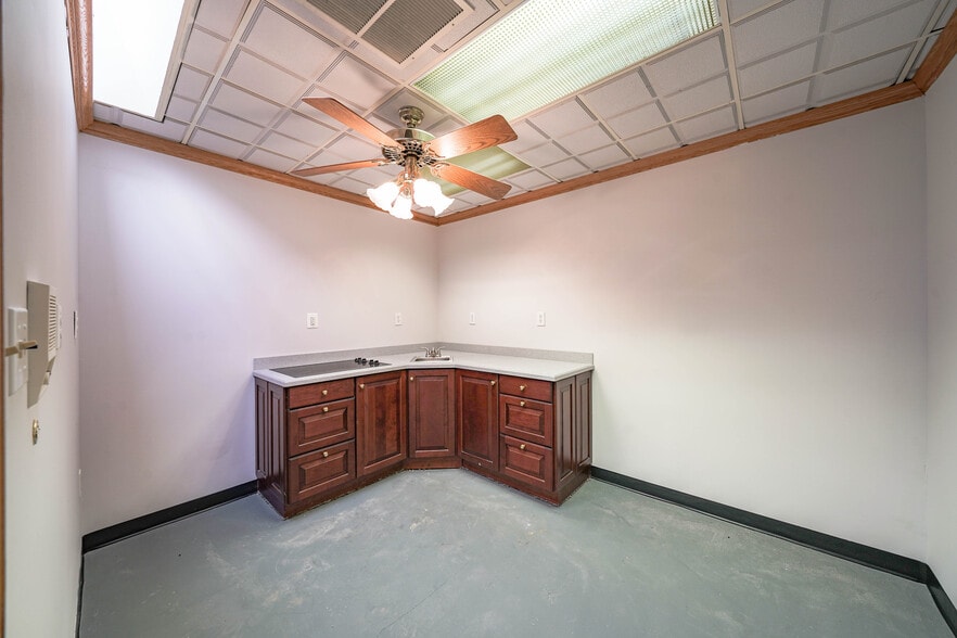 More Photos Of 8023 Malcolm Rd, Clinton Medical For Lease