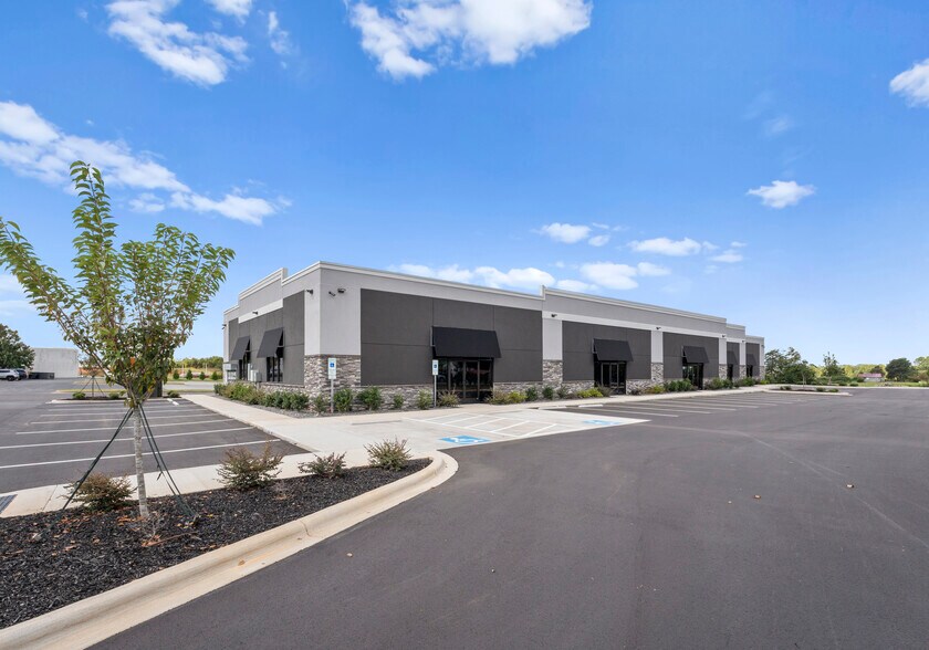 More Photos Of 112 Exmore Rd, Mooresville Flex For Lease