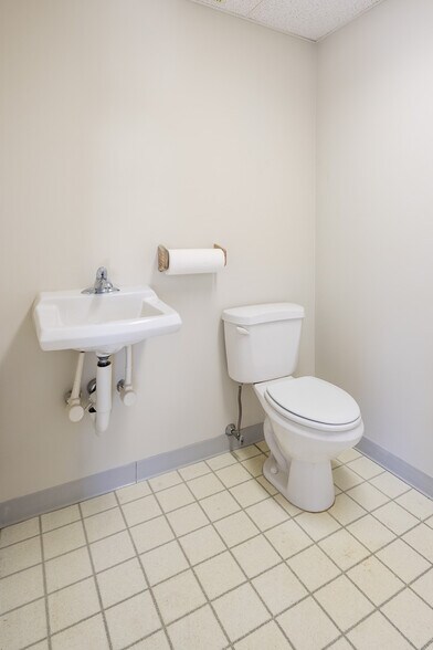 More Photos Of 154A W Eagle Rd, Havertown Medical For Lease