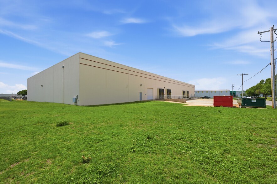 More Photos Of 5400 SW 33rd St, Oklahoma City Warehouse For Lease