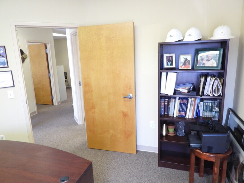More Photos Of 7264-7270 Kyle Ct, Sarasota Office For Lease