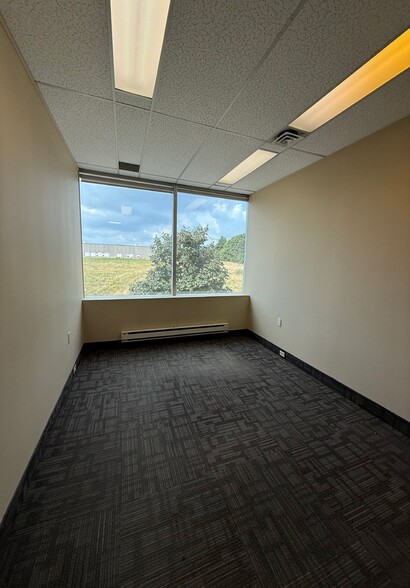 More Photos Of 405 Britannia Rd E, Mississauga Light Distribution For Lease