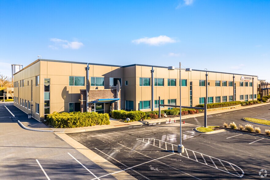 More Photos Of 17000 W 119th St, Lenexa Flex For Lease