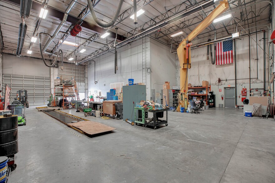More Photos Of 7025 N Leadbetter Rd, Portland Service For Lease