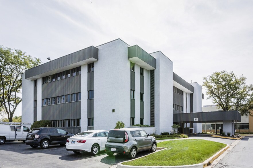 More Photos Of 6800 Main St, Downers Grove Medical For Lease