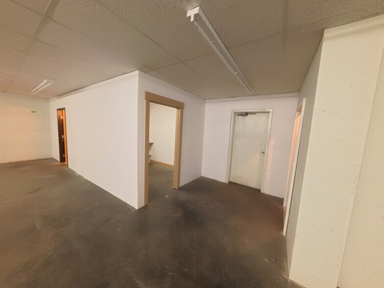 More Photos Of 635 SE Business Way, Bend Showroom For Sale