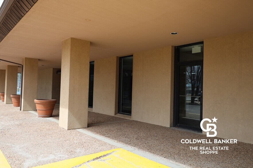 More Photos Of 911 N Main St, Garden City Office For Sale