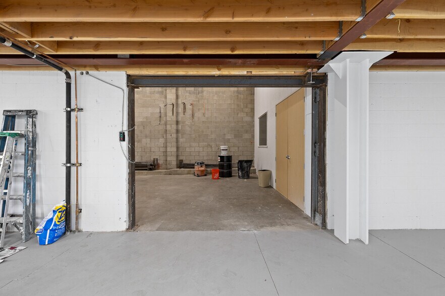 More Photos Of 18536 Oxnard St, Tarzana Warehouse For Sale