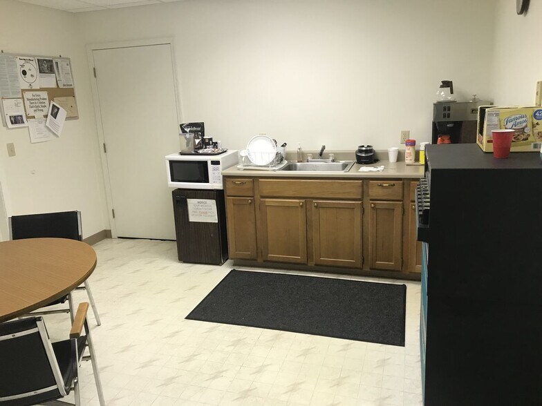 More Photos Of 820 Bridgeview N, Saginaw Office For Sale