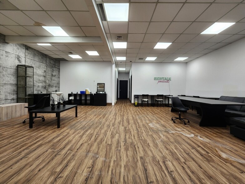 Primary Photo Of 2420-2440 Boul Industriel, Laval Storefront Retail Office For Lease