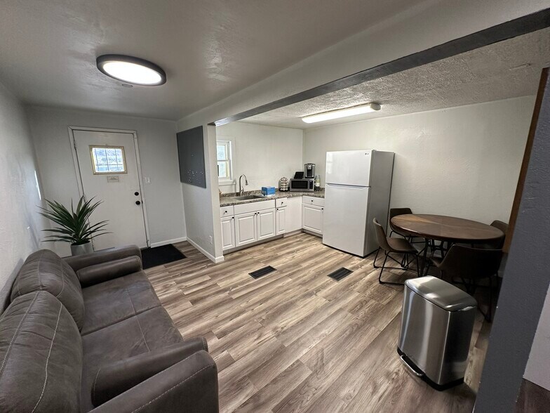 More Photos Of 73421 29 Palms Hwy, Twentynine Palms Office For Lease