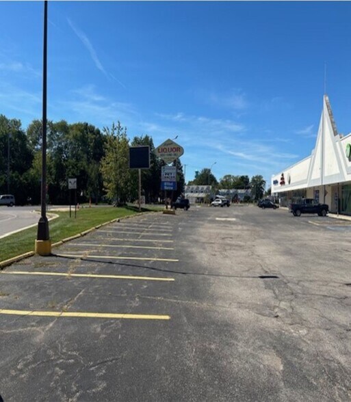 More Photos Of 411-423 Michigan St, Algonac Unknown For Lease