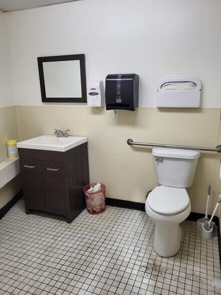 More Photos Of 2211 S Hunts Ln, San Bernardino Showroom For Lease
