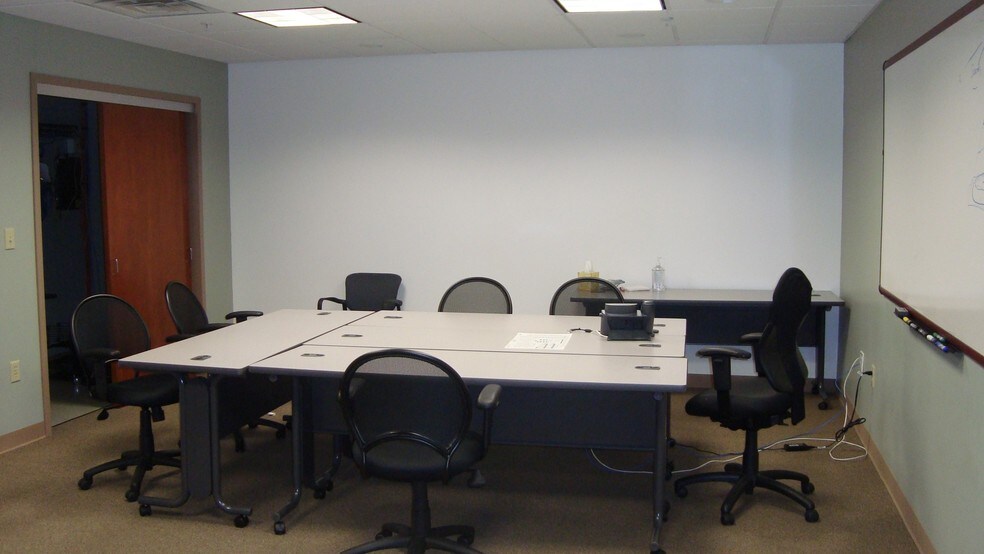 More Photos Of 10 Airline Dr, Albany Office For Lease