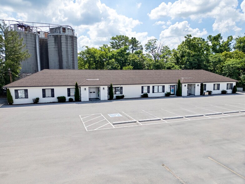 More Photos Of 741 Madison St, Clarksville Flex For Lease