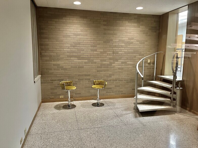 Primary Photo Of 1411 6th Ave, Grafton Showroom For Sale