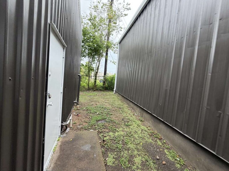 More Photos Of 100 N Richey St, Pasadena Warehouse For Sale