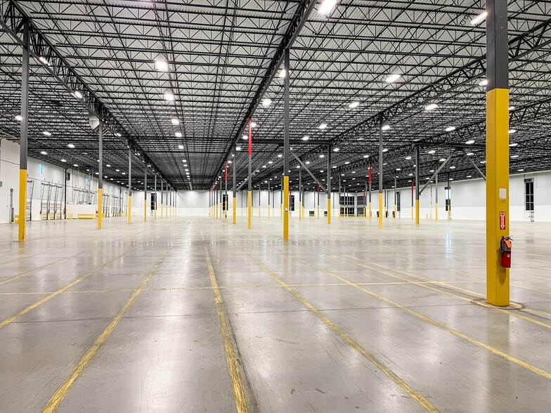 More Photos Of 200 Capital Ln, Middletown Warehouse For Lease