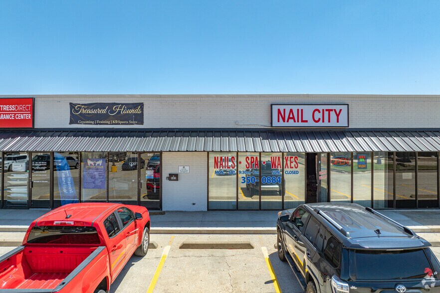 More Photos Of 917-953 Cornwell Dr, Yukon General Retail For Lease