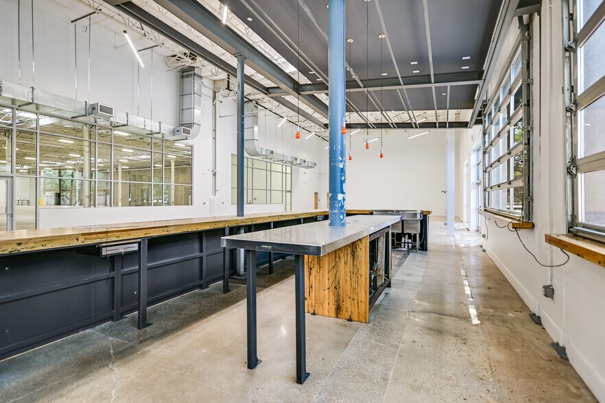 More Photos Of 10420 Metric Blvd, Austin Warehouse For Lease