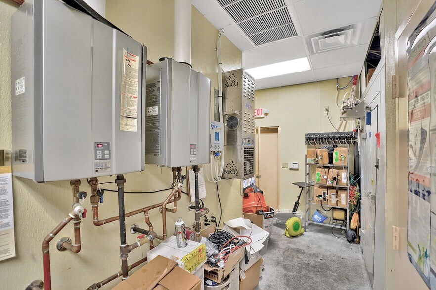More Photos Of 835-841 NE 3rd Ave, Fort Lauderdale Bar For Sale