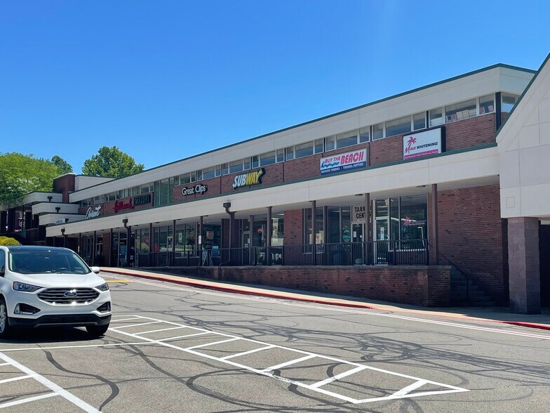 More Photos Of 8202-8280 E Market St, Warren Unknown For Lease
