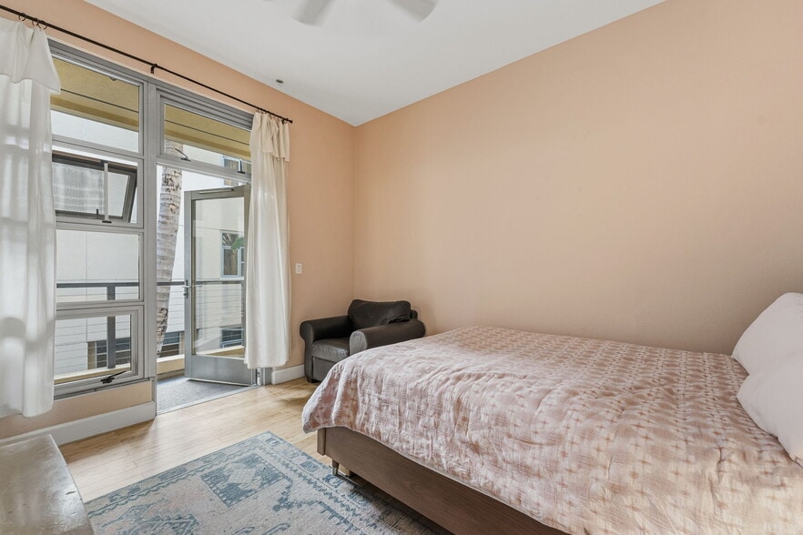 More Photos Of 133 The Promenade N, Long Beach Multifamily For Sale