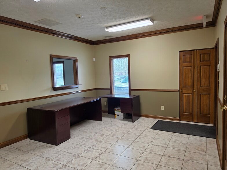 More Photos Of 386 Meridian Parke Ln, Greenwood Medical For Lease