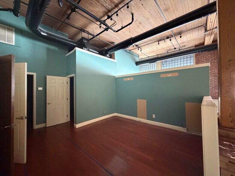 More Photos Of 100-110 W 2nd Ave, Rome Hotel For Lease