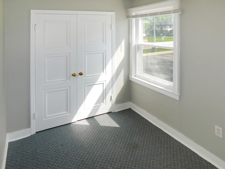 More Photos Of 122 E Main St, Rockton Office For Lease