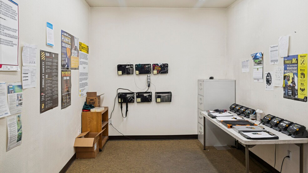 More Photos Of 400 Kristen Ct, Montrose Showroom For Lease