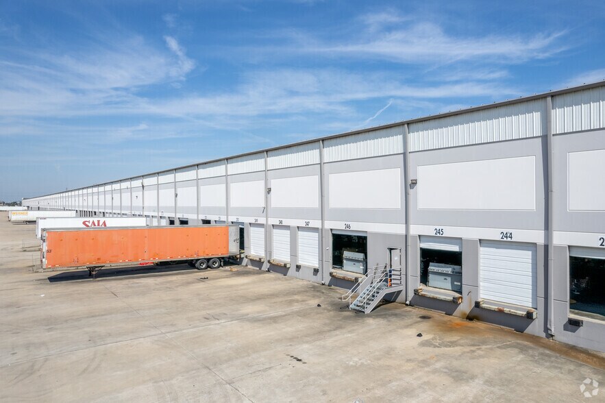 More Photos Of 359 Old Underwood Rd, La Porte Distribution For Lease