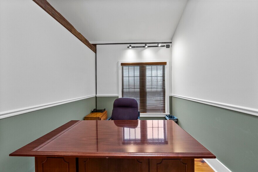 More Photos Of 3 Mapleton Rd, Princeton Office For Sale