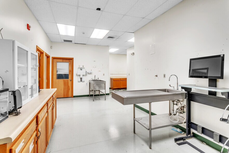 More Photos Of 1361 Memorial Dr, Chicopee Veterinarian Kennel For Lease
