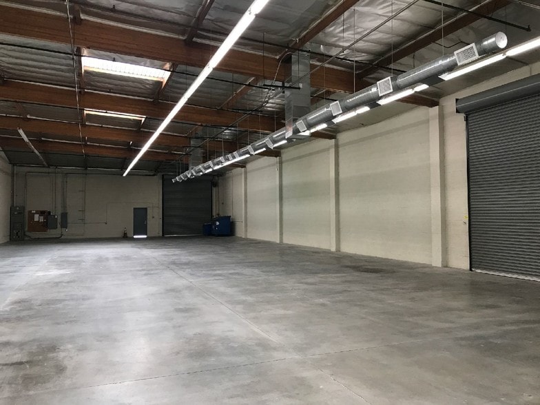 More Photos Of 1552-1556 W Embassy St, Anaheim Warehouse For Lease