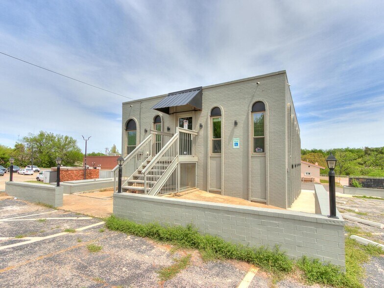 More Photos Of 505 NE 46th St, Oklahoma City Office For Lease