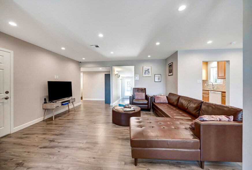 More Photos Of 6856 Hesperia Ave, Reseda Assisted Living For Sale