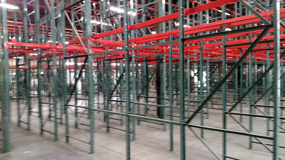 More Photos Of 5564 N 152nd St, Hugo Warehouse For Lease