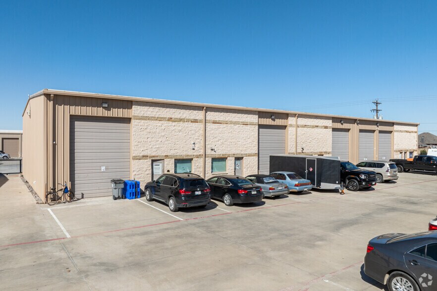 More Photos Of 207 King Rd, Frisco Warehouse For Lease