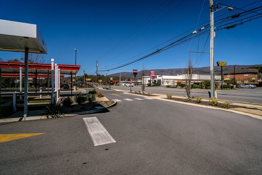 More Photos Of 1968 W Main St, Salem Fast Food For Lease