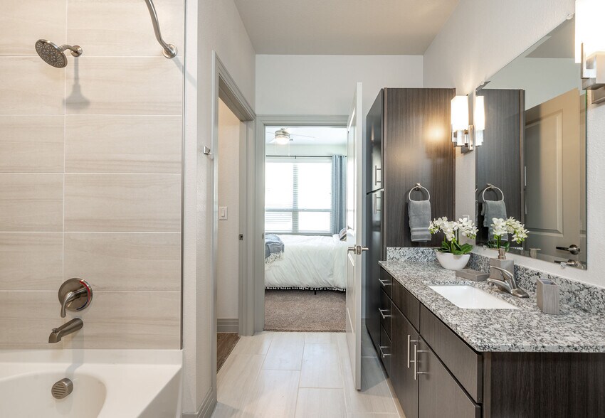 More Photos Of 900 Cinema Dr, Hudson Oaks Apartments For Lease